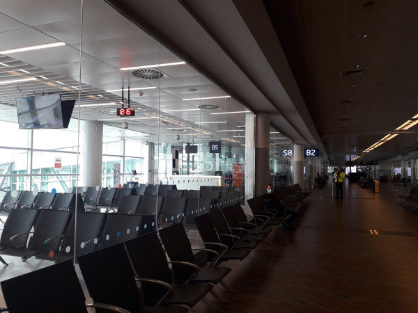 Pohled z pasáže prstu B do čekáren Gate B2 a B5