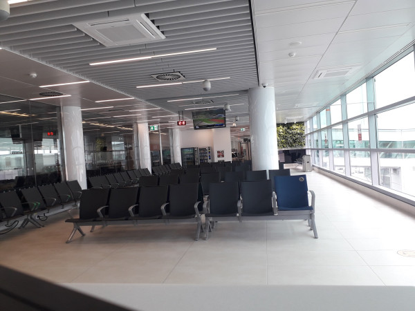 Čekárna Gate B2 se zelenou stěnou v pozadí