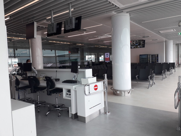 Čekárna Gate B1: pre-boarding