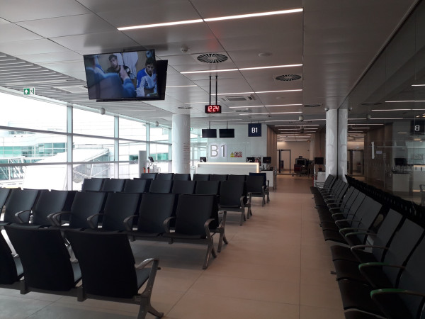 Příchod od BEK do čekárny Gate B1