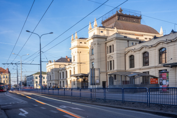 Celkový pohled na fasádu budovy z Nádražní ulice