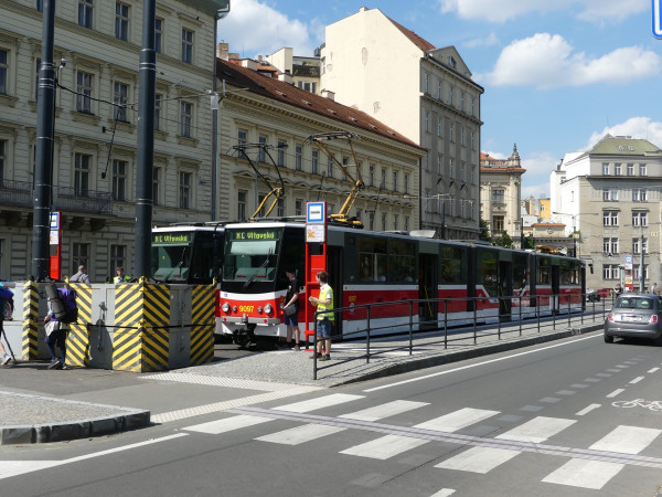 Zajištění náhradní dopravy při víkendových výlukách metra C