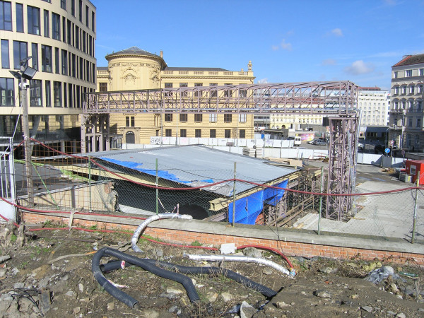 Pojízdná hala pod konstrukcí pro přemostění inženýrských sítí