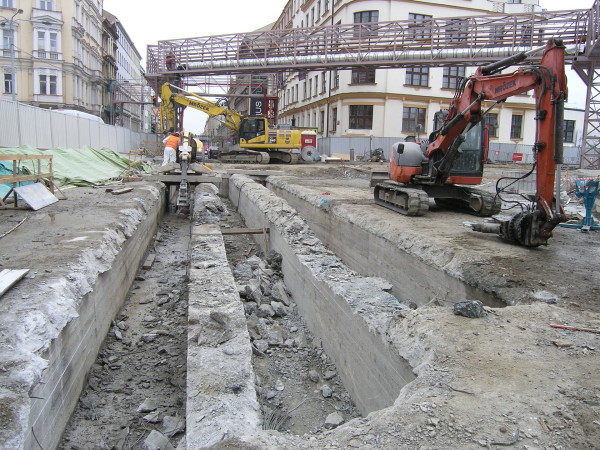 Bouraní předpjaté monilitické stropní desky stanice